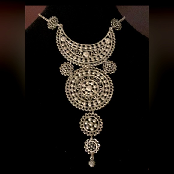 Jewelry - So beautiful new detailed amazing jeweler made necklace